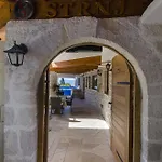 Strnj Vila *